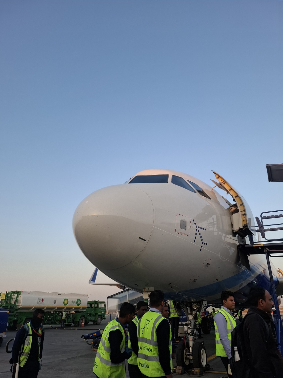 AIRCRAFT / FIELD