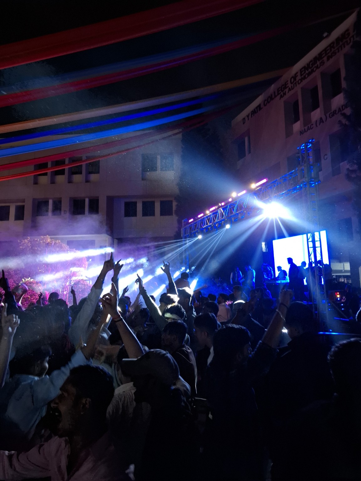 COLLEGE / CONCERT